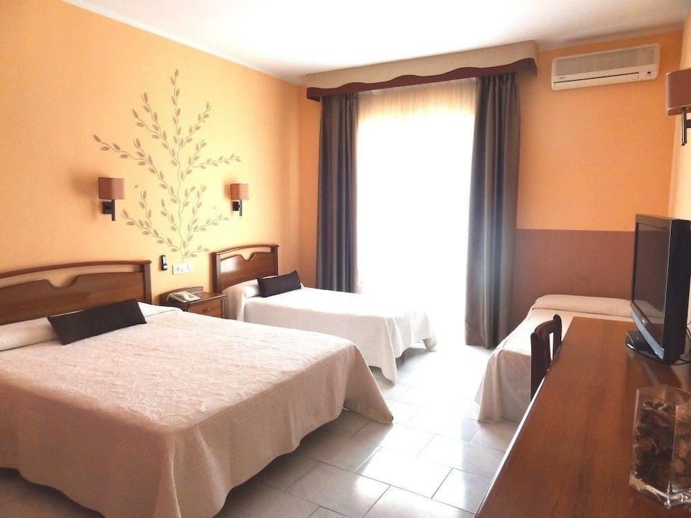 Hotel Restaurant Llansola Сан-Карлос-де-ла-Рапіта Екстер'єр фото