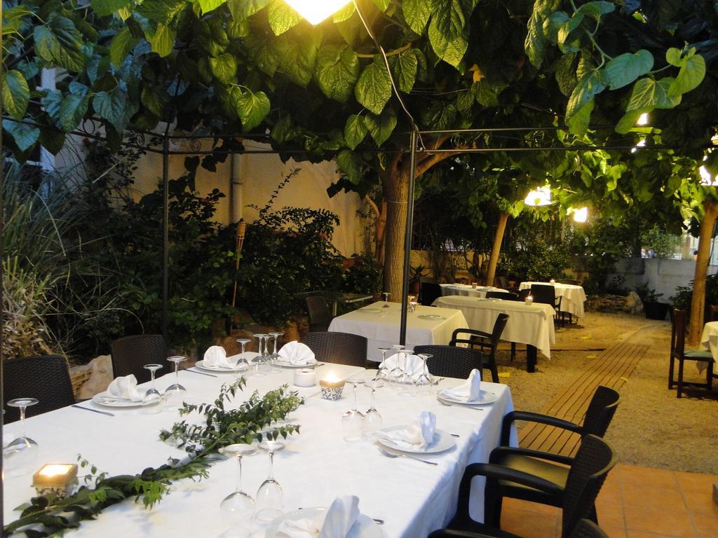 Hotel Restaurant Llansola Сан-Карлос-де-ла-Рапіта Екстер'єр фото