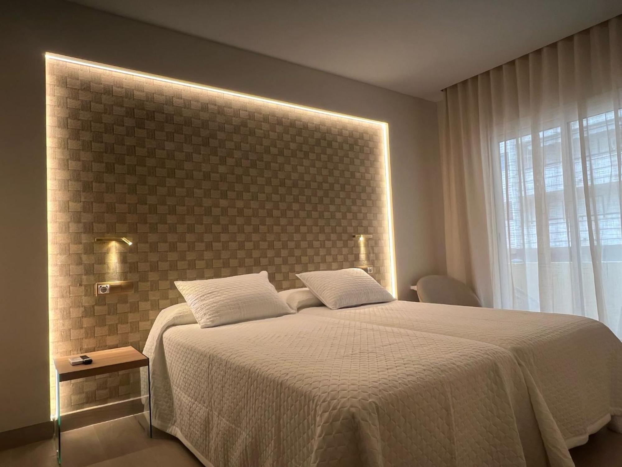 Hotel Restaurant Llansola Сан-Карлос-де-ла-Рапіта Екстер'єр фото