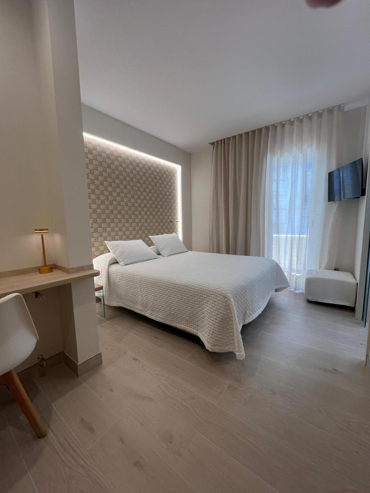 Hotel Restaurant Llansola Сан-Карлос-де-ла-Рапіта Екстер'єр фото