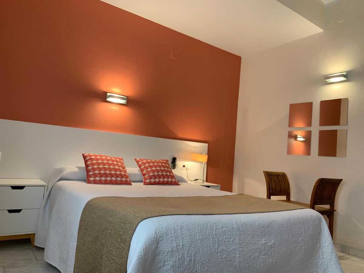 Hotel Restaurant Llansola Сан-Карлос-де-ла-Рапіта Екстер'єр фото