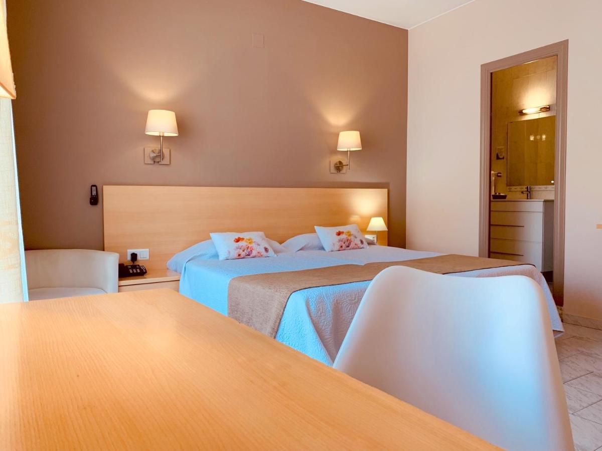 Hotel Restaurant Llansola Сан-Карлос-де-ла-Рапіта Екстер'єр фото