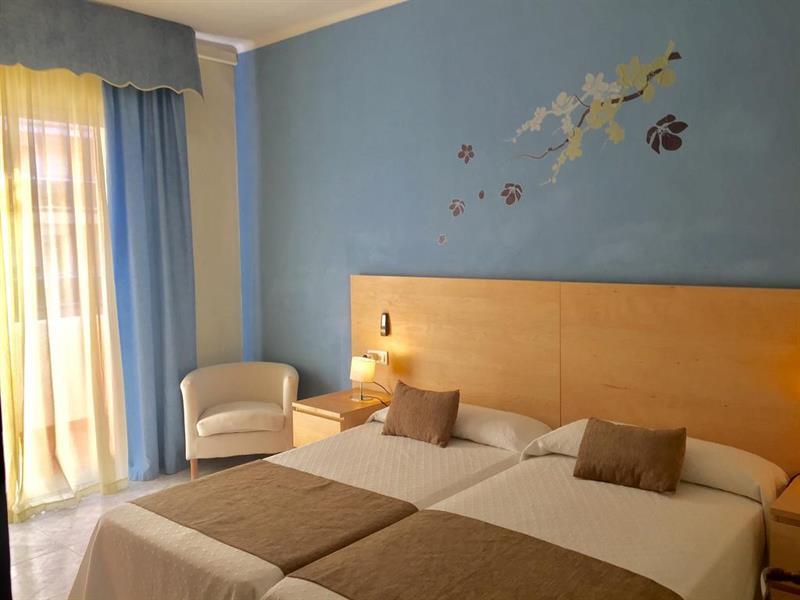 Hotel Restaurant Llansola Сан-Карлос-де-ла-Рапіта Екстер'єр фото
